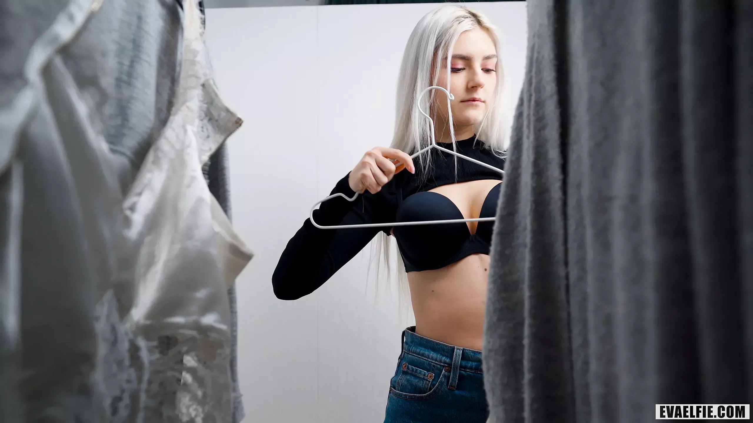 Teen Got a Cumshot in the Fitting Room