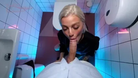 Sexet Bartender Suger Den Sidste Gæsts Pik På Toilettet