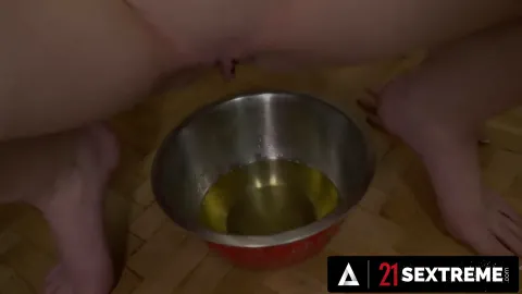 Girl Gets Her Pussy Cleaned & Fucked after Peeing