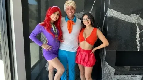 🎃daphne Helps Velma Find Her Glasses with Freds Big Cock - Cheerleader Kait a...